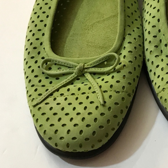 Coldwater Creek size 8.5 perforated Lime Green Nubuck leather ballet slippers - Picture 2 of 7